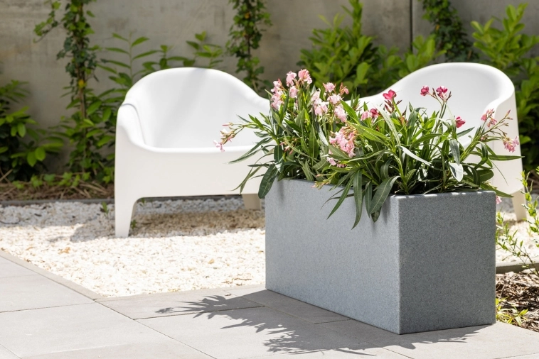 Szara donica w ogrodzie do kwiatów sezonowych Long Slim